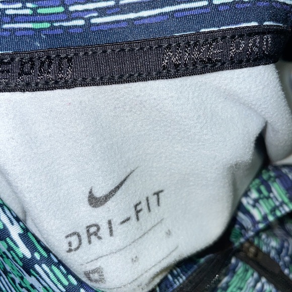 Nike Dri-Fit Women’s Medium long sleeve 1/4  zip pullover. - Picture 7 of 7